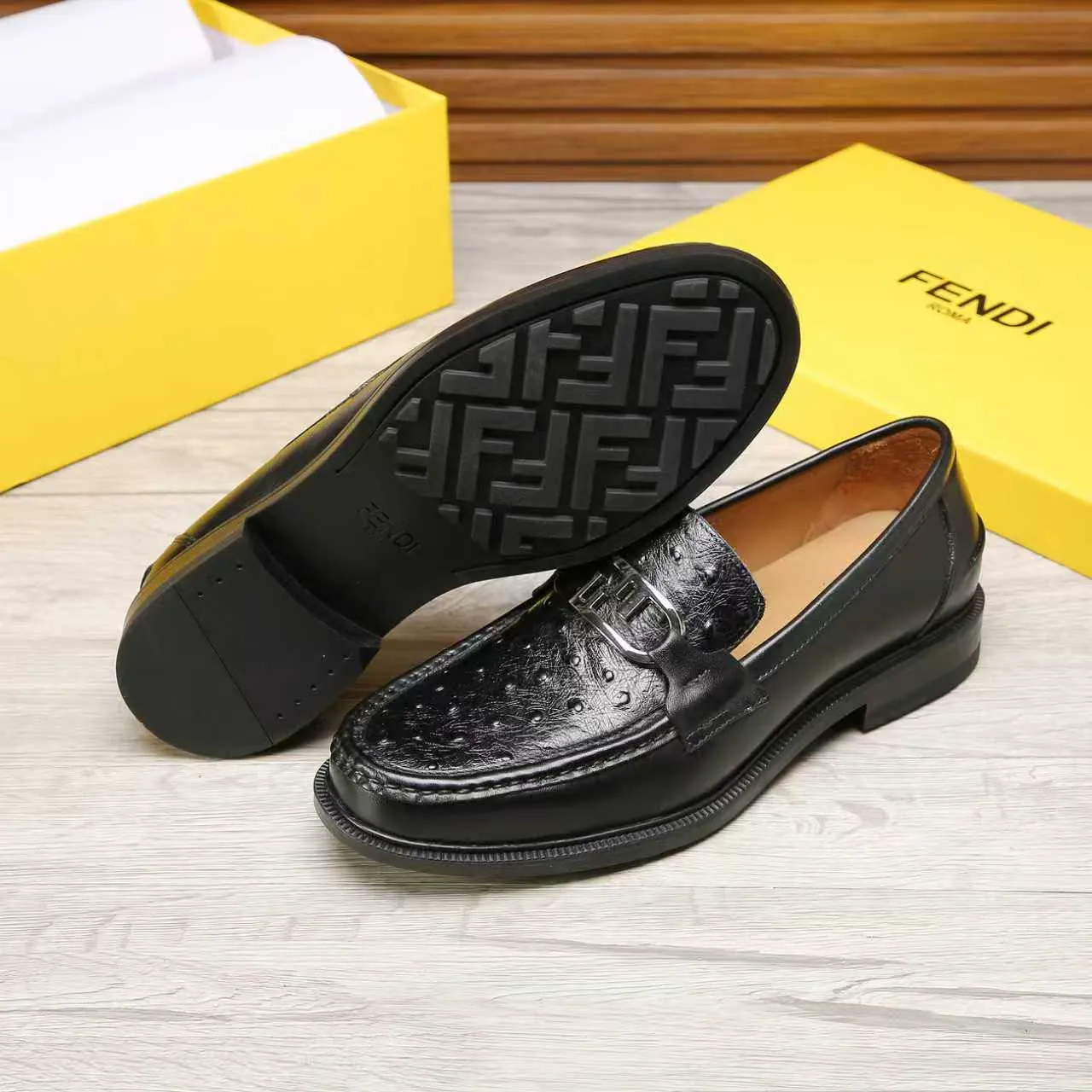 ​Men's shoes 💰 500 💰 Water dyed cowhide 🆘 The latest FENDI ( Fendi ) new casual leather shoes 🕶️🕶️ Simple routing effect, showing an elegant and cool driving shoe 🎬Made of Italian 🇮🇹 imported calfskin + first-layer water-dyed cowhide lining🐂Excellent material🎬Detailed workmanship 🤗Comfortable foot feel➰➰. ​Pair it with any outfit to show your taste and temperament, low-key luxury ♻️Design ​simple and elegant ​noble and fashionable 🍃​Very loved and favored by trendy men 💓❤️Size: 38-44 2⃣️colors available
